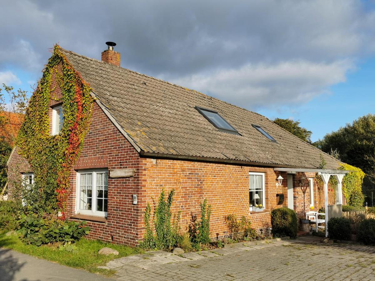 Ferienglueck An Der Nordsee Buche Deine Erdgeschoss-Ferienwohnung Mit Kamin Terrasse Und Eingezaeuntem Garten Fuer Unvergessliche Auszeiten Altfunnixsiel 외부 사진